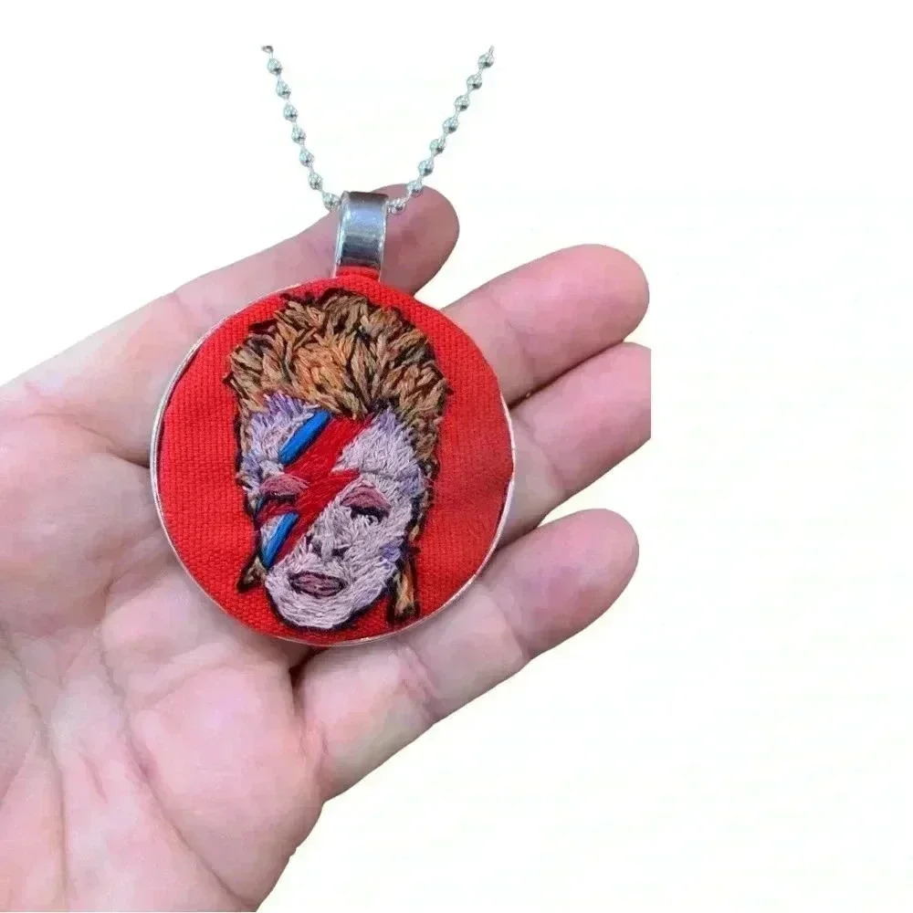 David Bowie Ziggy Stardust hand embroidered thread paint pendant necklace - Picture 5 of 6